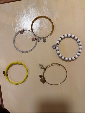 Alex and Ani bracelet lot (5)